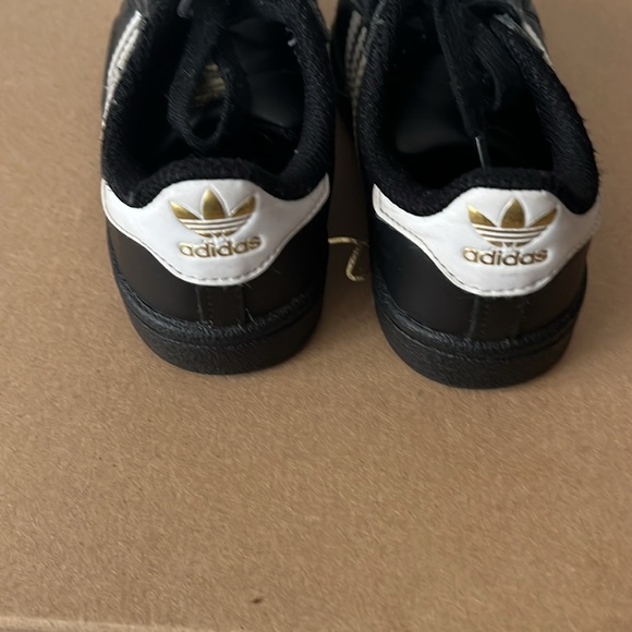 Kids Adidas black and white stripe superstar sneakers size 7k - Picture 2 of 6